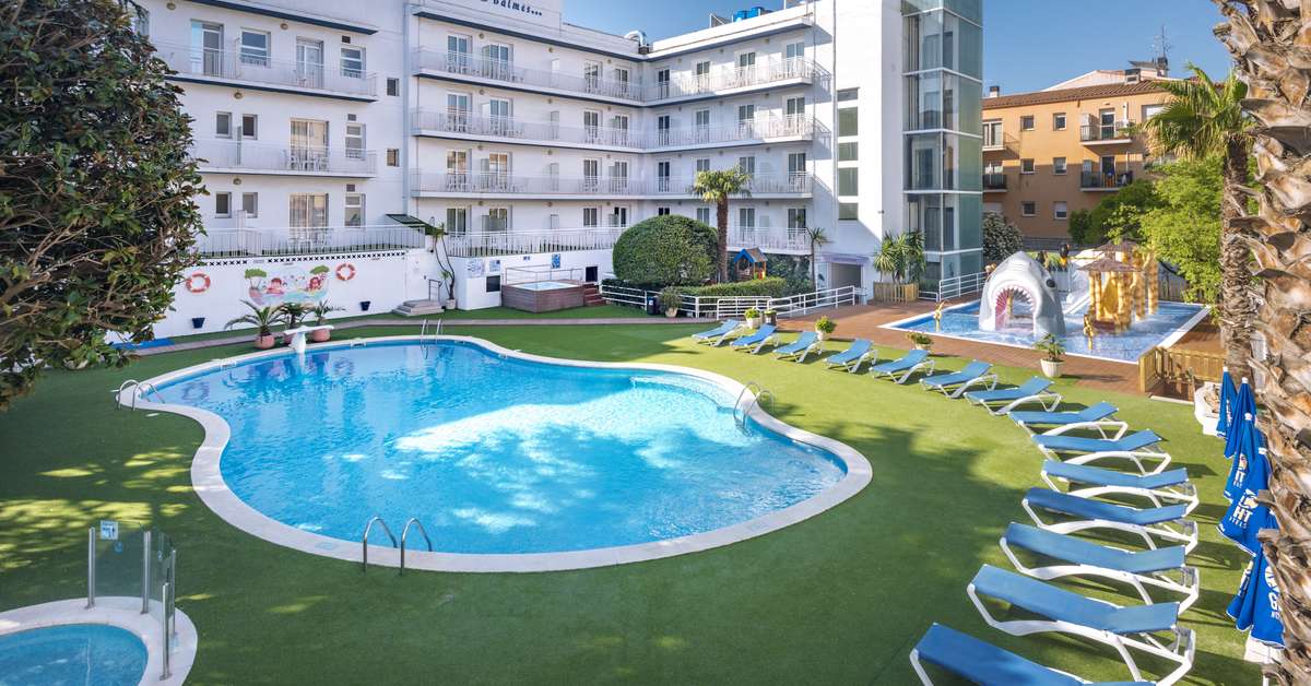 Een foto van het zwembad bij GHT Balmes Hotel Aparthotel & Splash