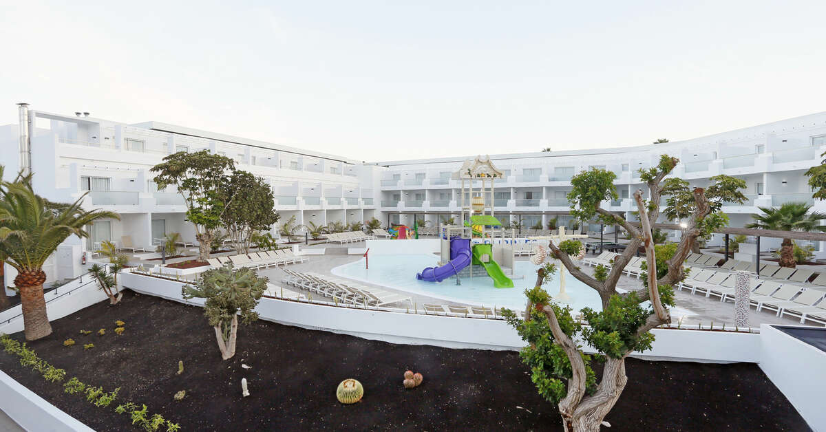 Een foto van het zwembad bij Sentido Aequora Lanzarote Suites