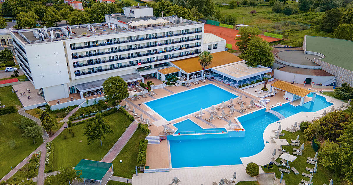 Een foto van het zwembad bij Olympian Bay Grand Resort