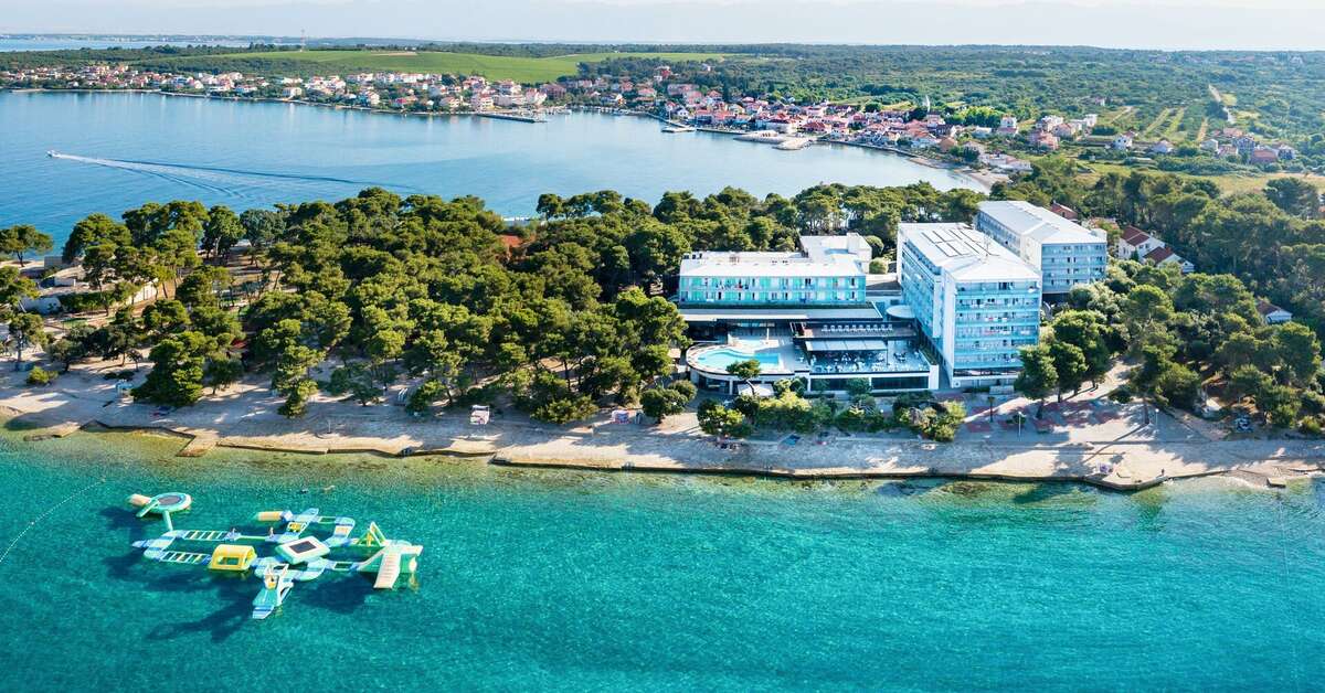 Een foto van de buitenkant van Hotel Pinija