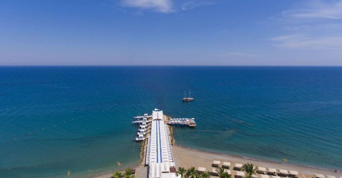 Een foto van het strand bij Rixos Sungate