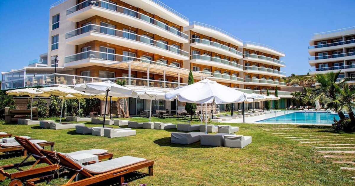 Een foto van het terras bij La Quinta By Wyndham Çeşme