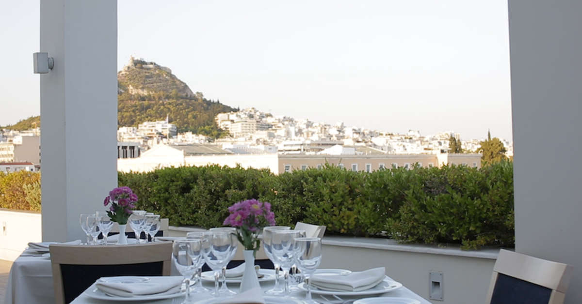 Een foto van het terras bij Amalia Hotel Athens