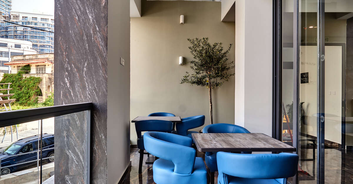 Ein Foto von der Terrasse im The District Hotel