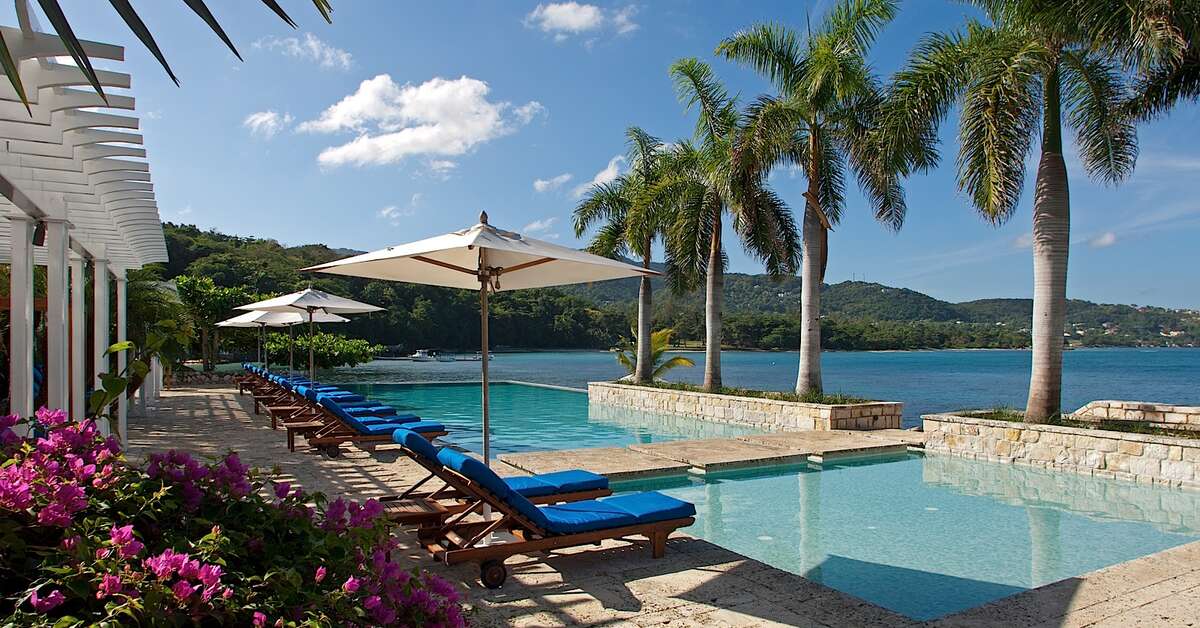 Een foto van het zwembad bij Round Hill Hotel & Villas