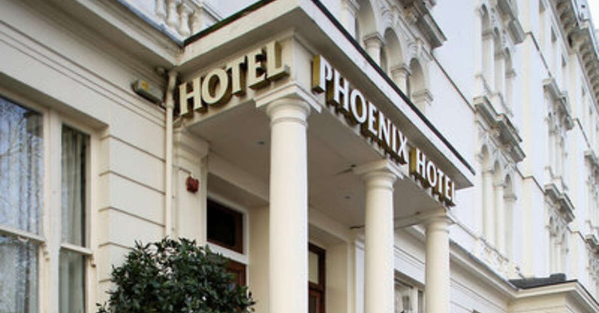 Een foto van de buitenkant van The Phoenix Hotel