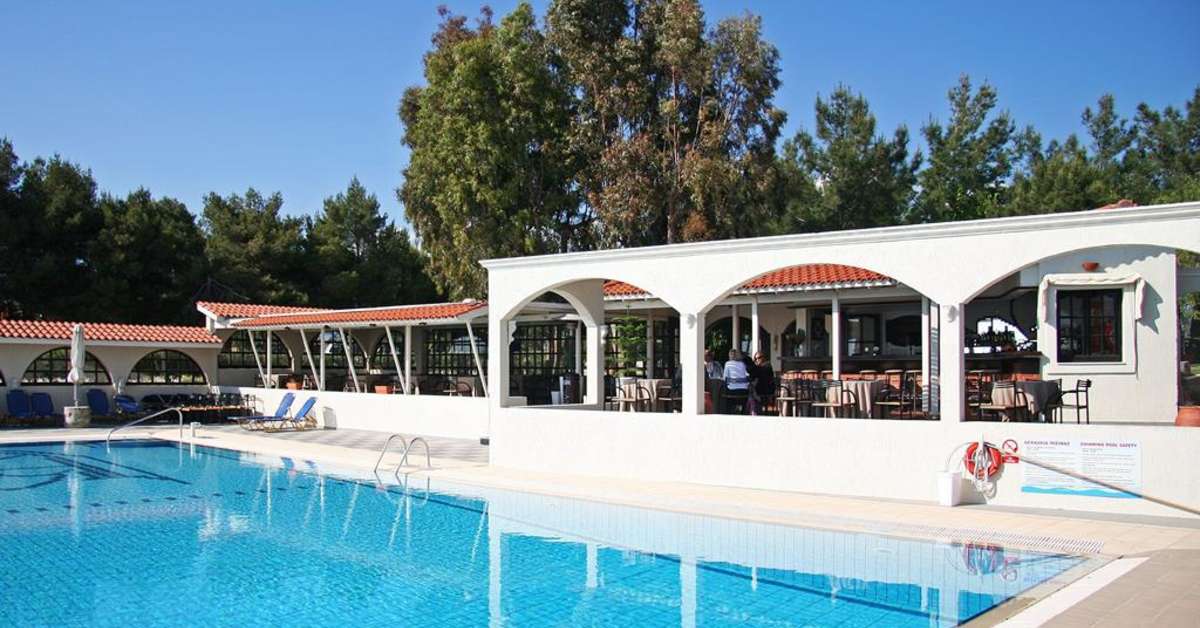 Een foto van het zwembad bij Mouikis Sun Village