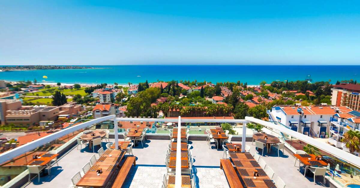 Een foto van het terras bij Side Su Hotel