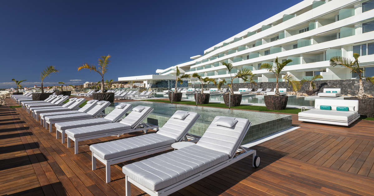 Een foto van het terras bij Hotel Royal Hideaway Corales Suites
