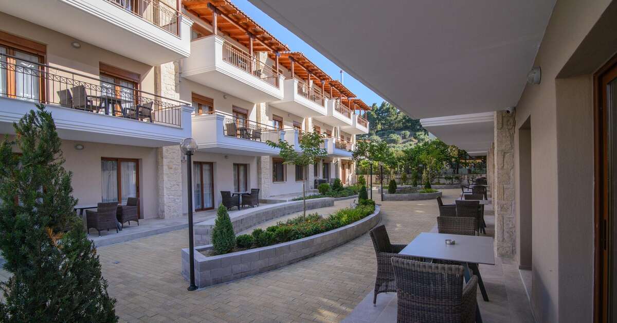 Een foto van de buitenkant van Apanemia by Flegra Hotels