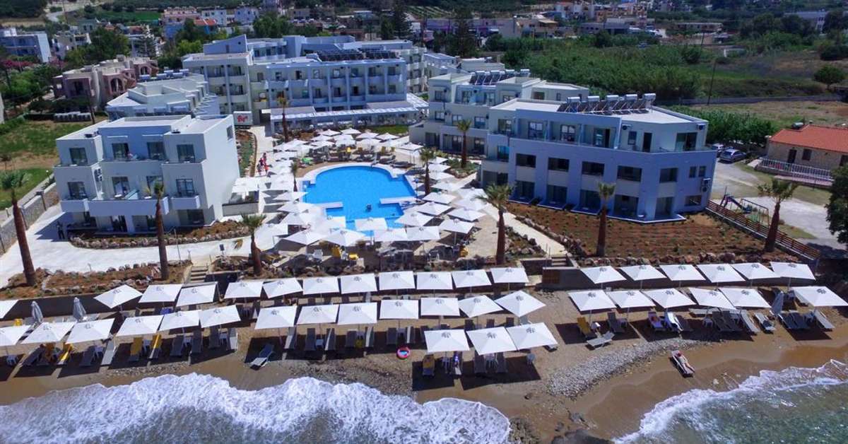 Een foto van het zwembad bij Harmony Rethymno Beach Hotel