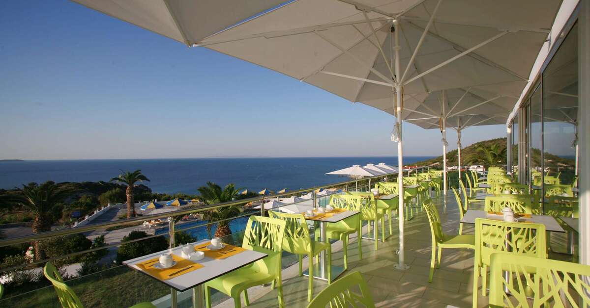 Een foto van het terras bij Princessa Riviera Resort