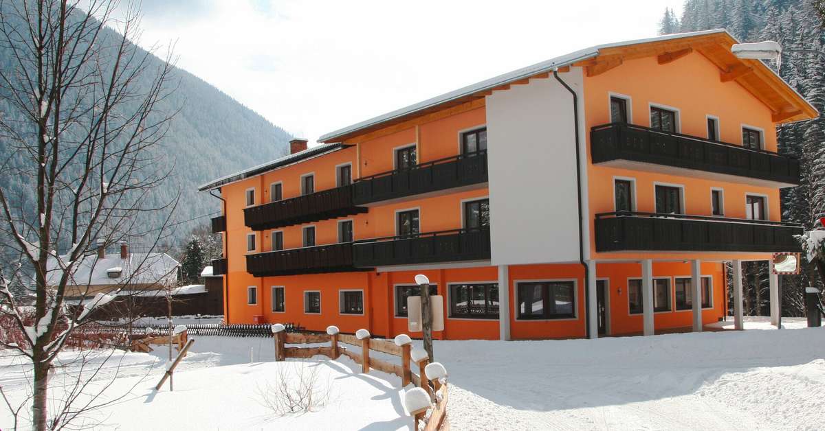 Een foto van de buitenkant van Hotel Hubertus Mallnitz