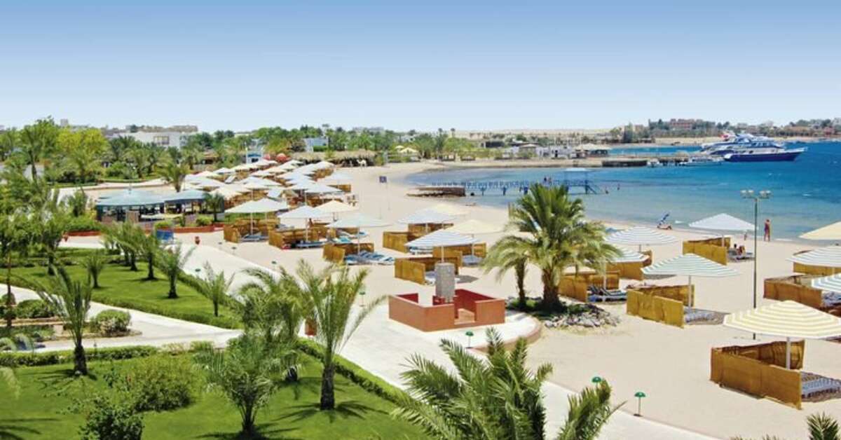 Een foto van het strand bij Menaville Resort