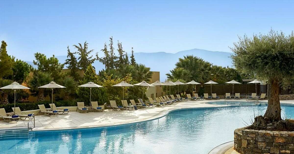 Een foto van het zwembad bij Village Heights Resort
