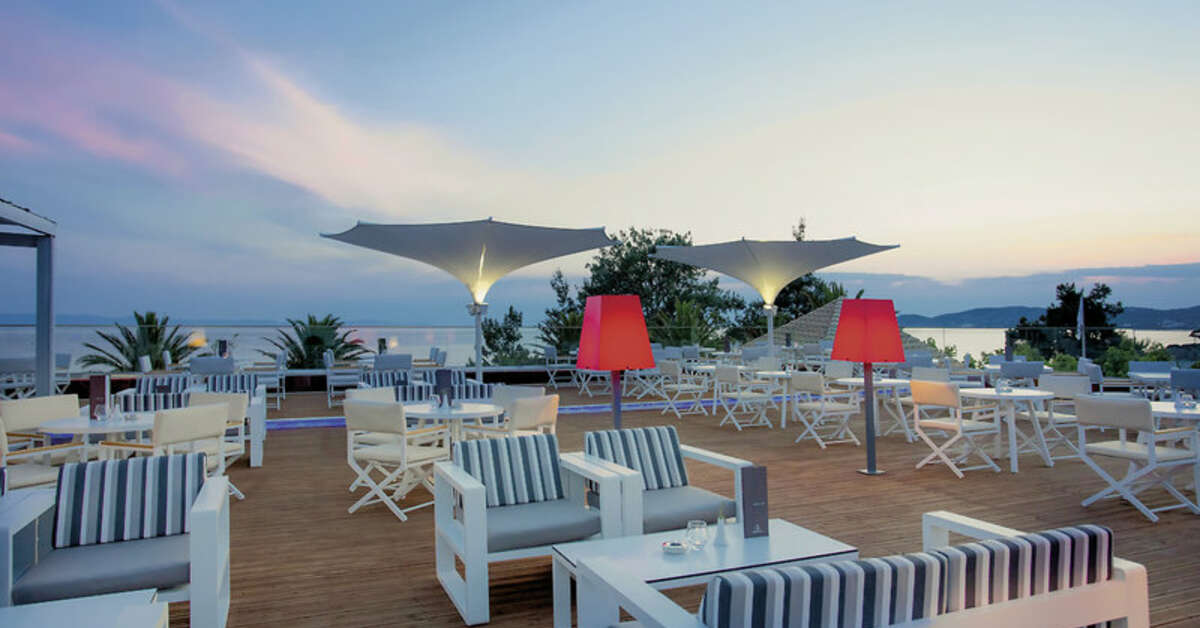 Een foto van het terras bij Alexandra Beach Thassos Spa Resort