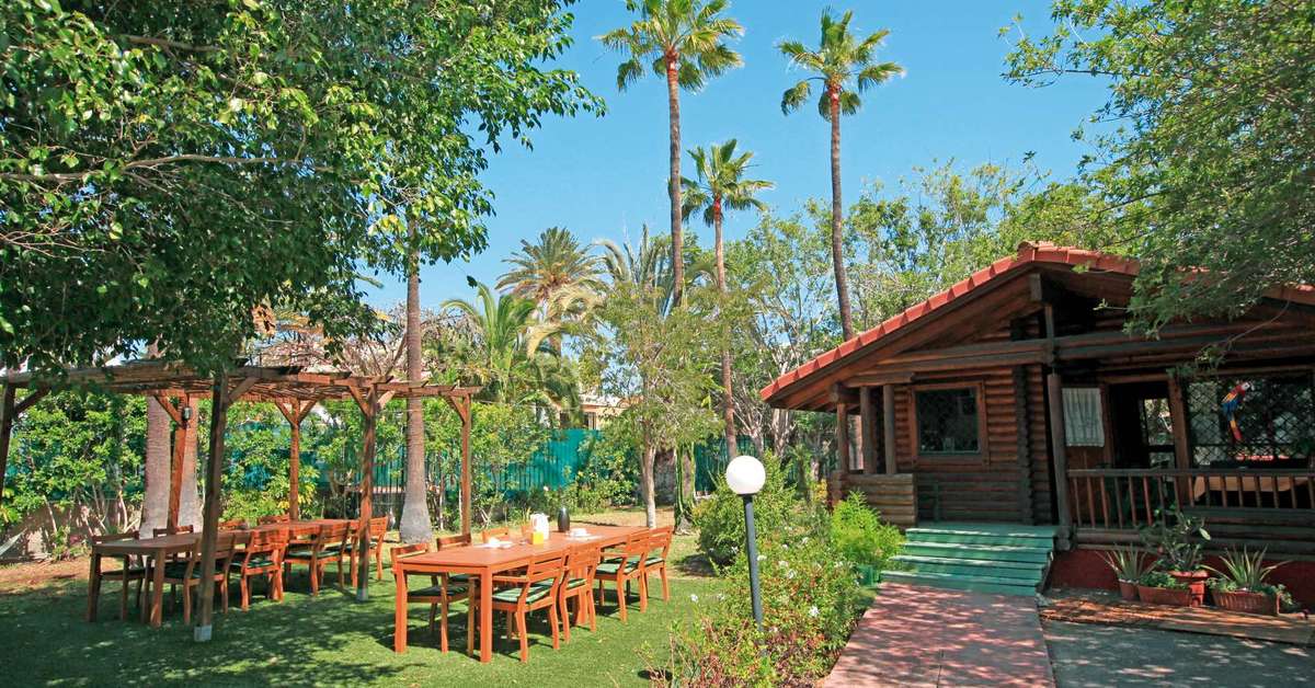 Een foto van het terras bij Artemisa Gay Bungalows