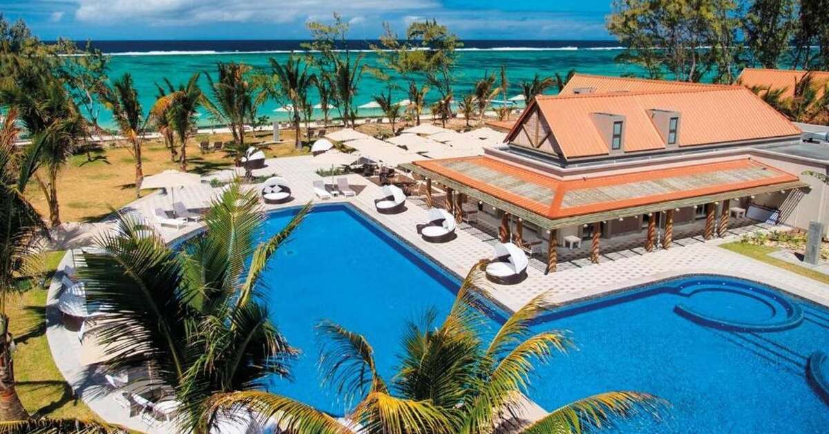Een foto van het zwembad bij Crystals Beach Resort Belle Mare