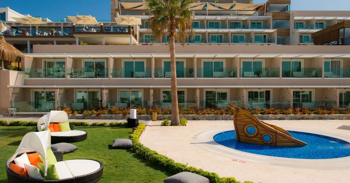 Een foto van het zwembad bij Bellazure Hotel