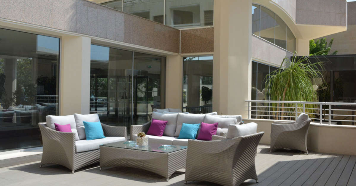 Een foto van het terras bij St. Raphael Resort