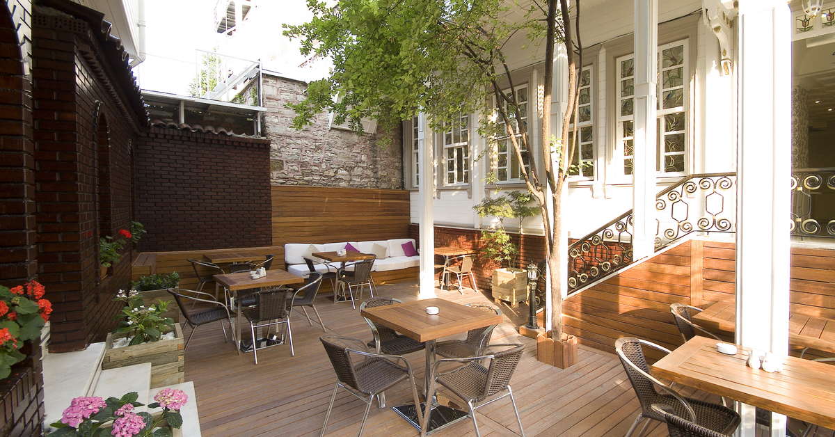 Ein Foto von der Terrasse im Avicenna Hotel