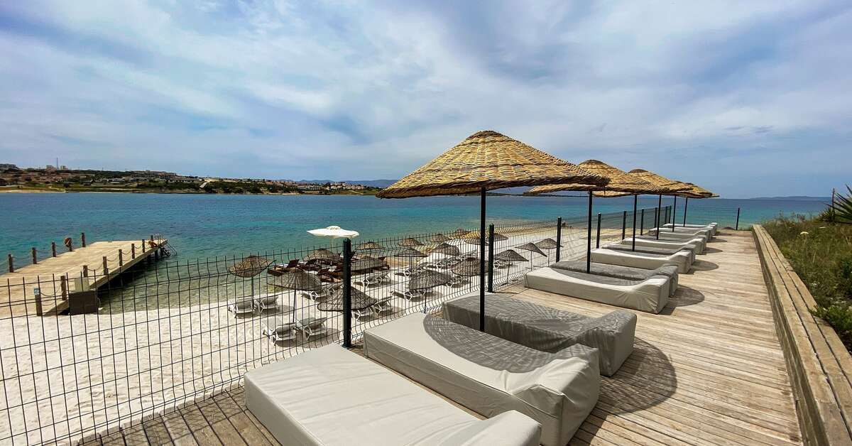 Een foto van het strand bij La Quinta By Wyndham Çeşme