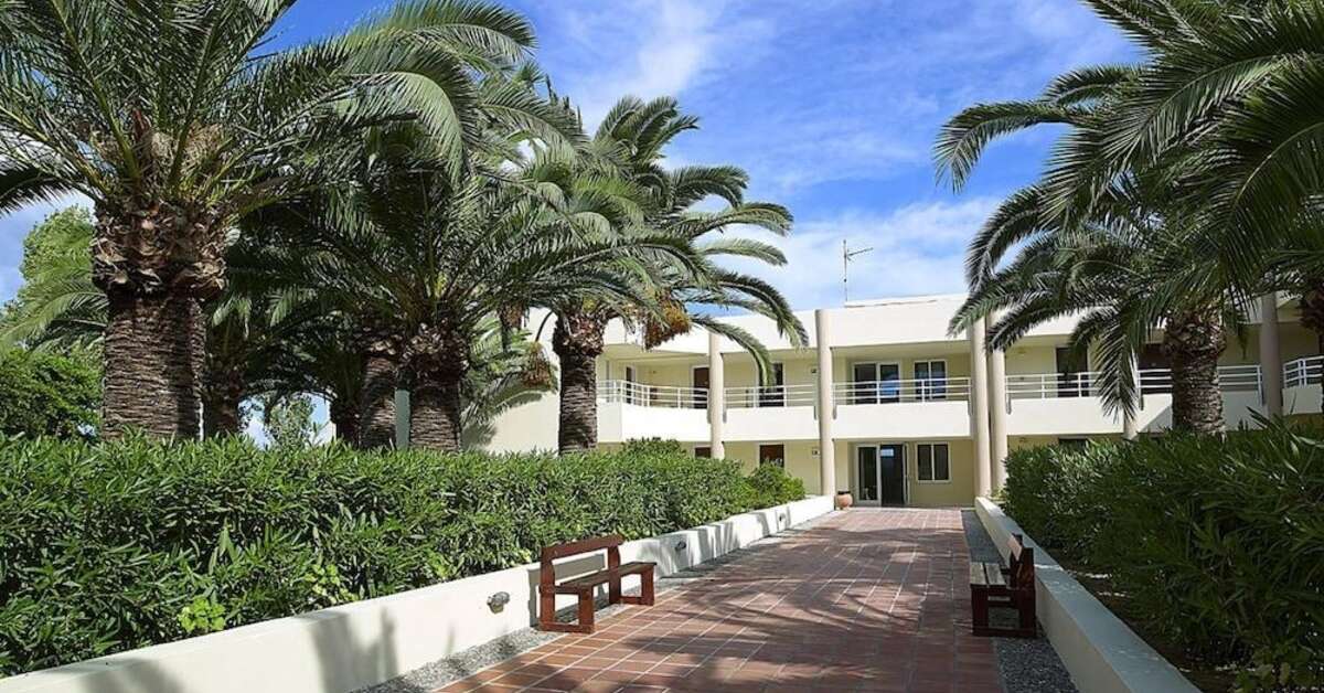 Een foto van de buitenkant van Eleftheria Hotel