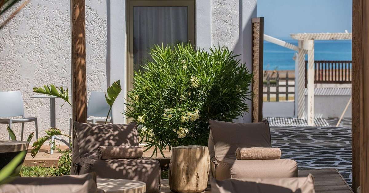Een foto van het terras bij Enorme Maya Beach Resort