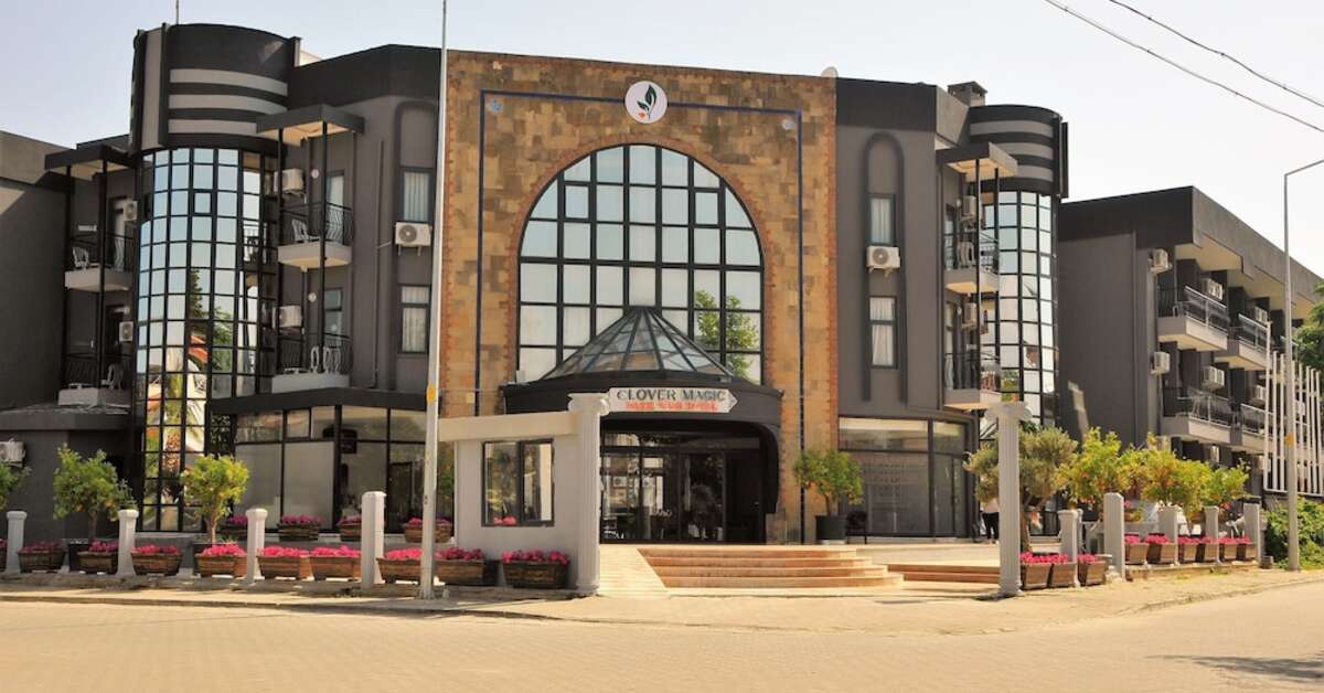 Een foto van de buitenkant van Clover Magic Park Side Hotel