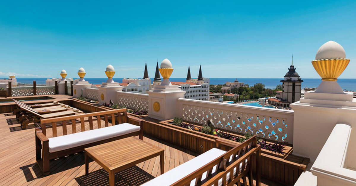 Een foto van het terras bij Mardan Palace