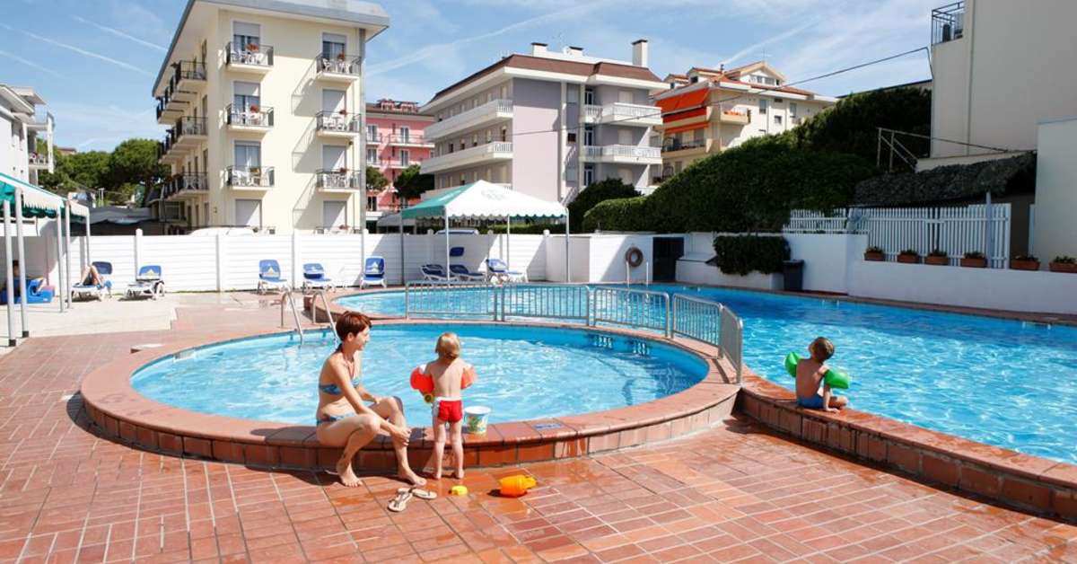 Een foto van het zwembad bij Hotel Caravelle & Minicaravelle