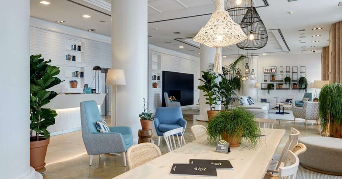 Een foto van het interieur van Sercotel Kalma Sitges