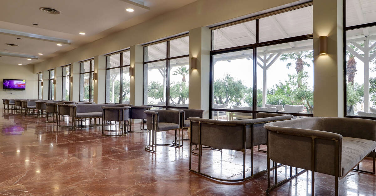 Een foto van het interieur van Calamos Beach Family Club Hotel
