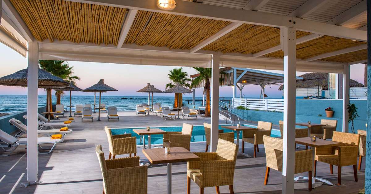 Een foto van het terras bij Compass Stalis Beach