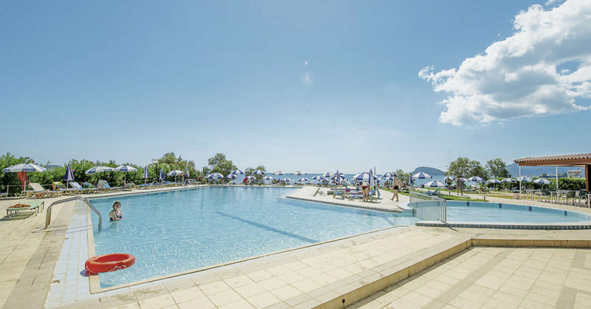 Een foto van het zwembad bij Astir Beach Hotel