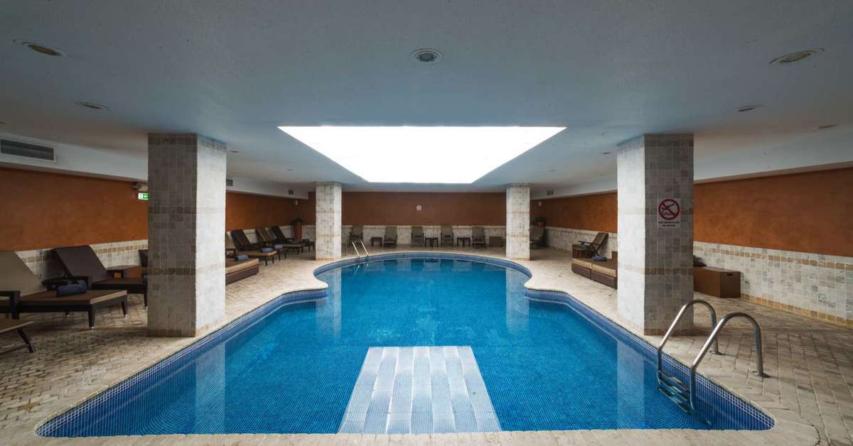 Een foto van het zwembad bij Vila Gale Albacora