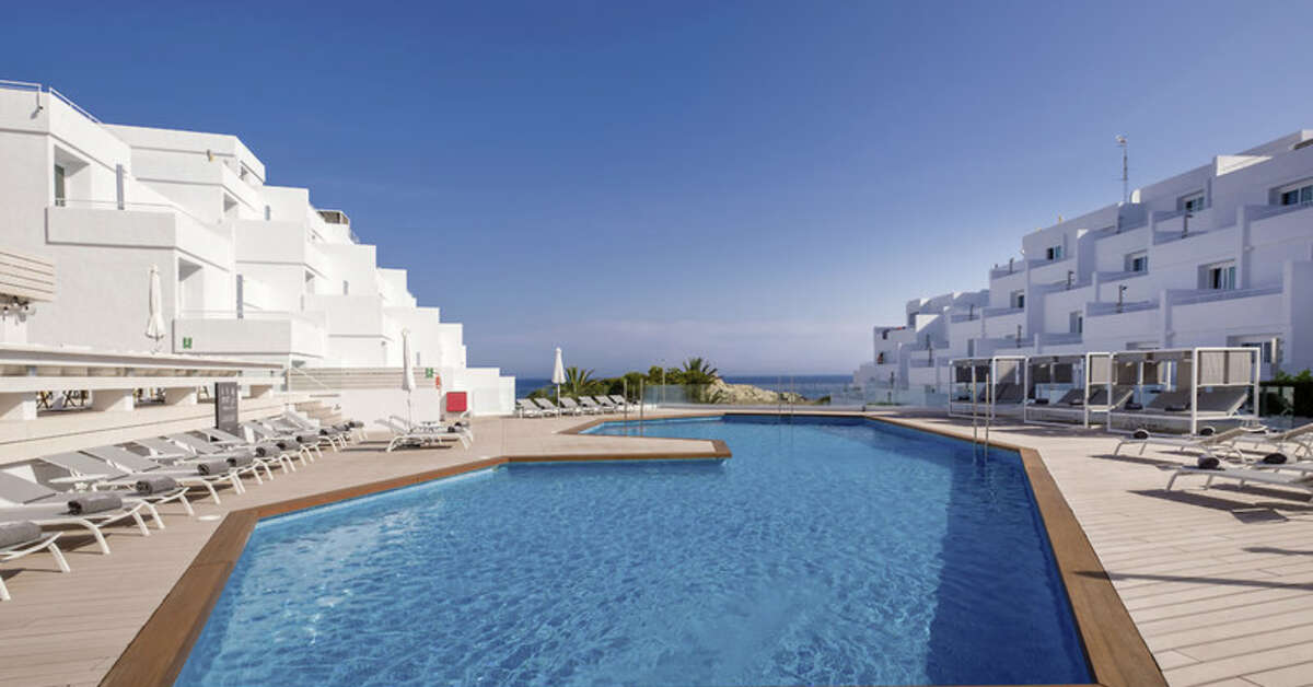 Een foto van het zwembad bij Barcelo Portinatx