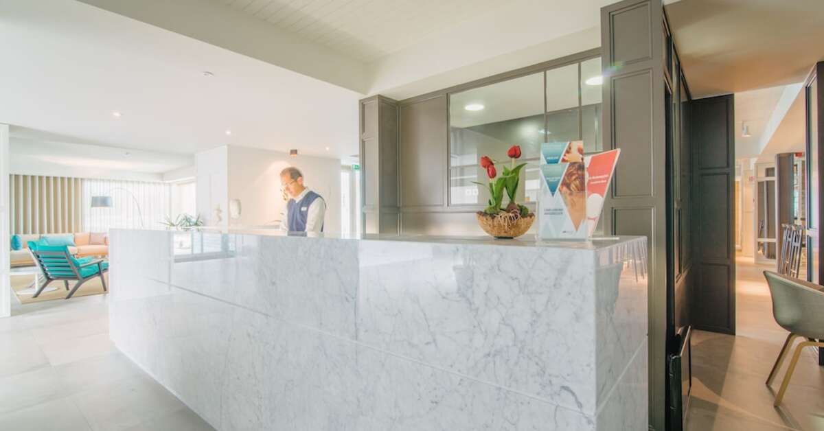 Een foto van het interieur van Aqualuz Lagos by The Editory