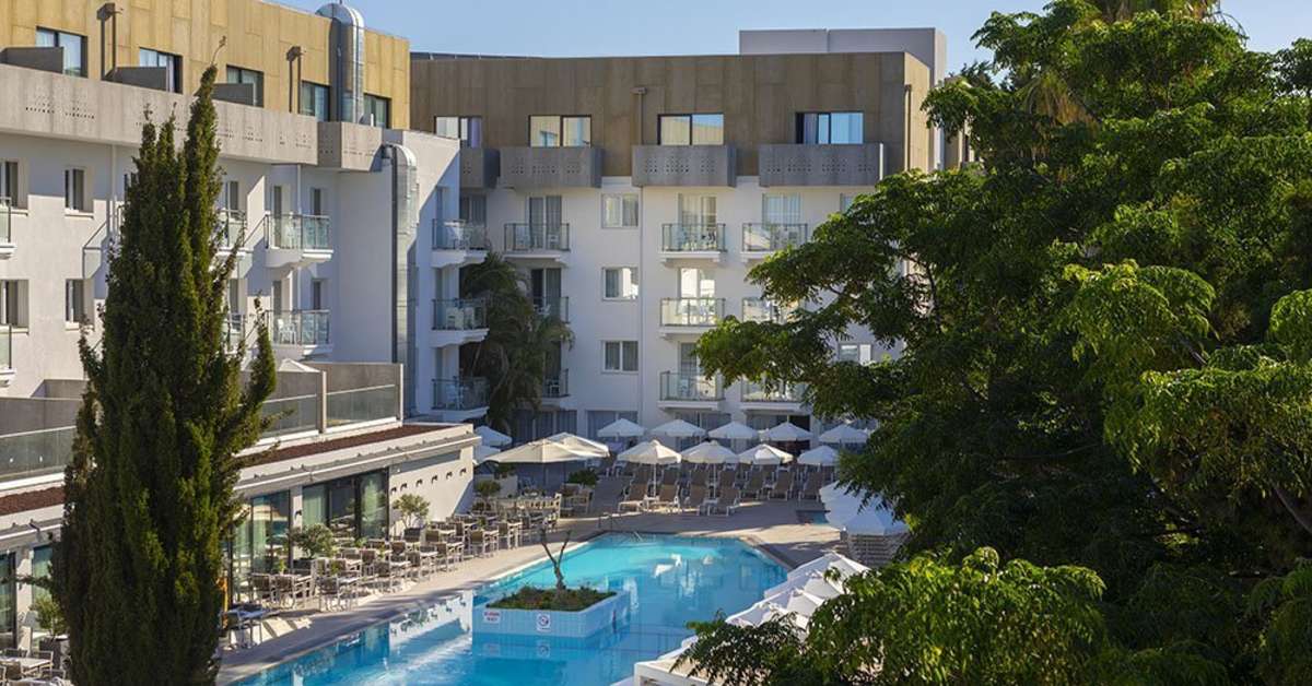 Een foto van het zwembad bij Anemi Hotel & Suites