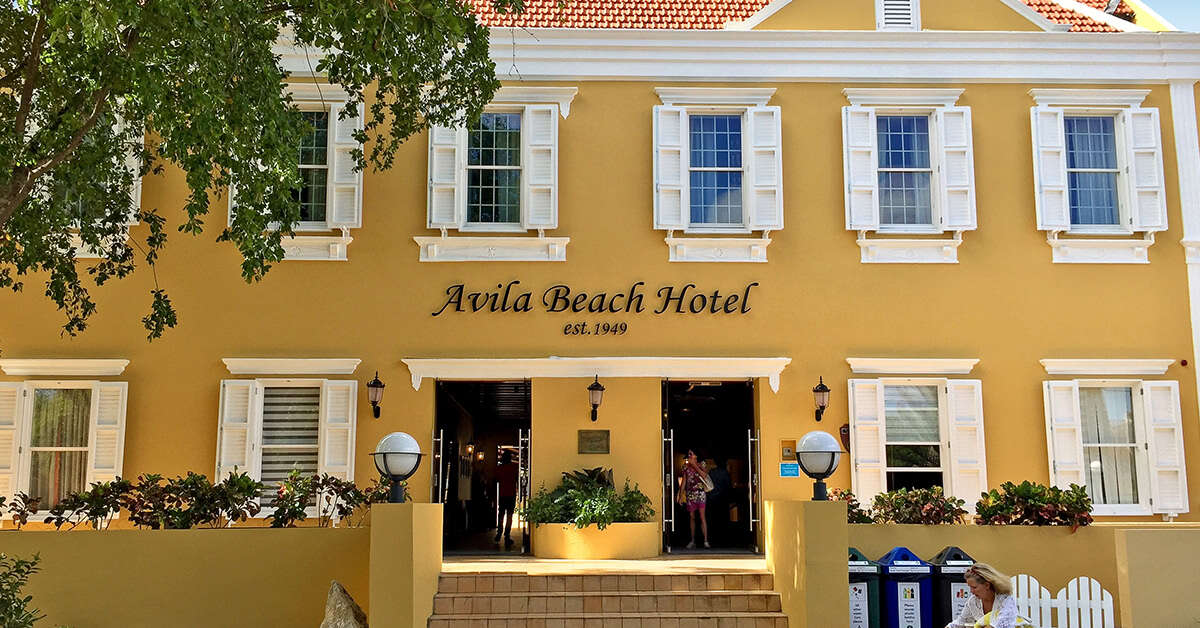 Een foto van de buitenkant van Avila Beach Hotel