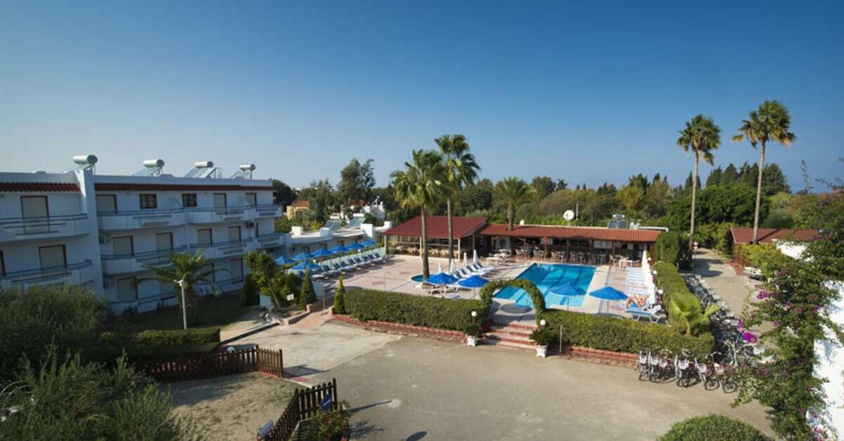 Een foto van het zwembad bij Sandy's Studios & Log Villas