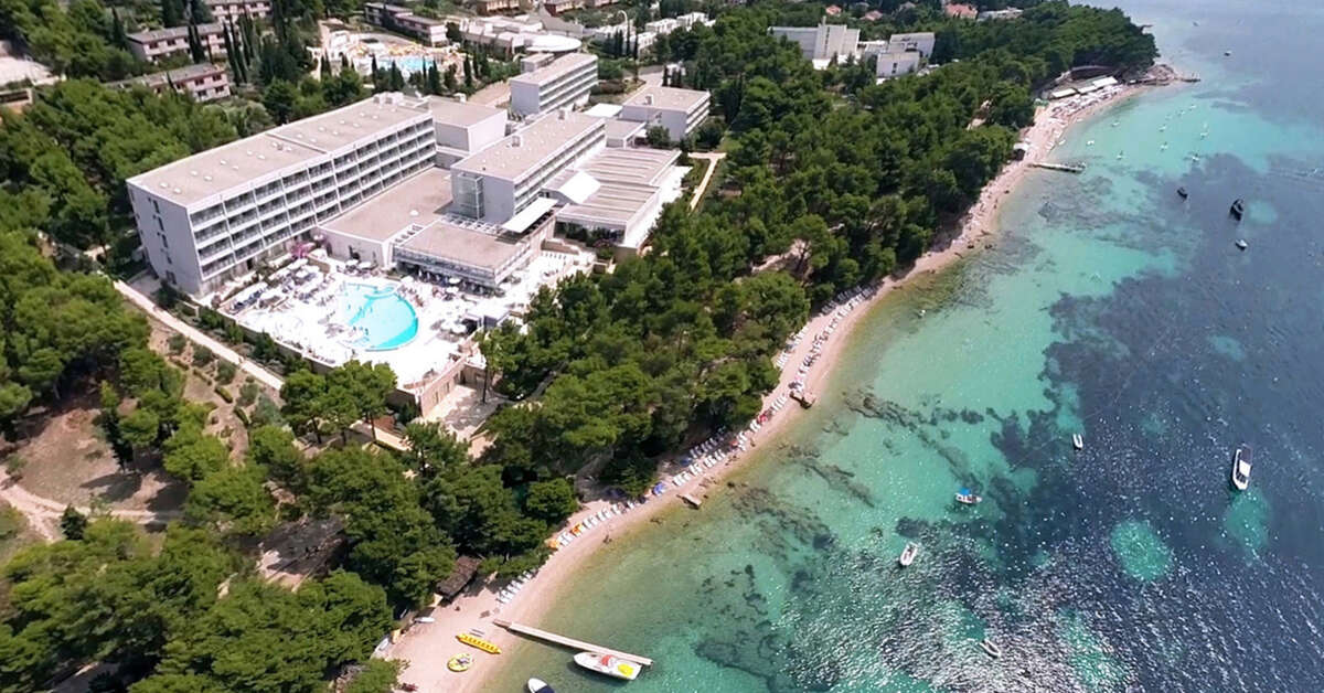 Een foto van de buitenkant van Bluesun Hotel Elaphusa