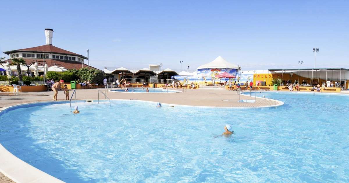Een foto van het zwembad bij Vakantiepark Albarella