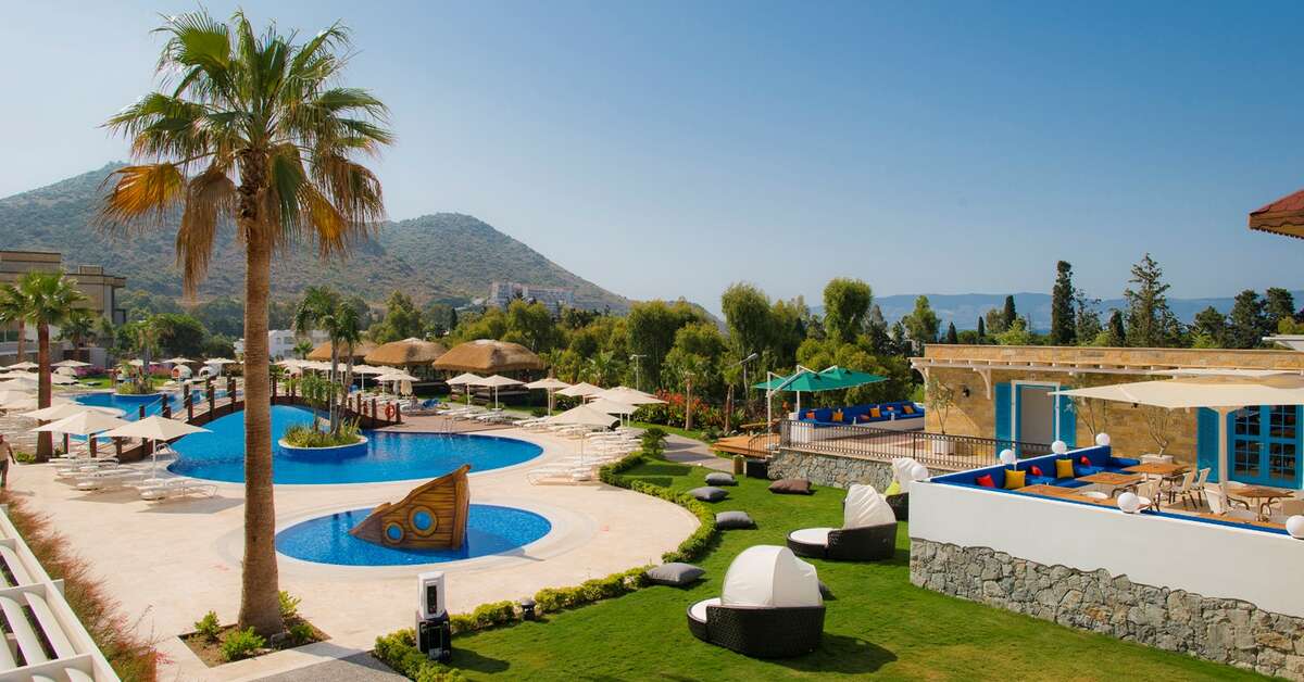 Een foto van het zwembad bij Bellazure Hotel