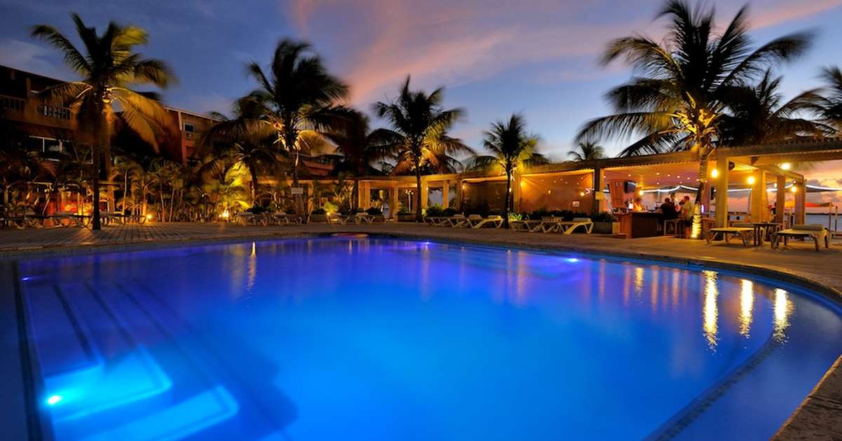 Een foto van het zwembad bij Eden Beach Resort