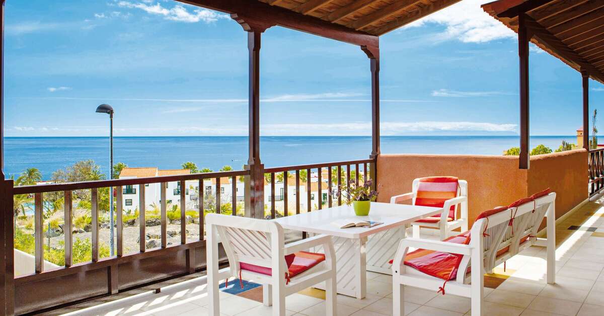 Een foto van het terras bij El Cerrito Appartementen