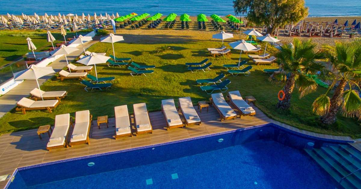 Een foto van het zwembad bij Cretan Beach Resort