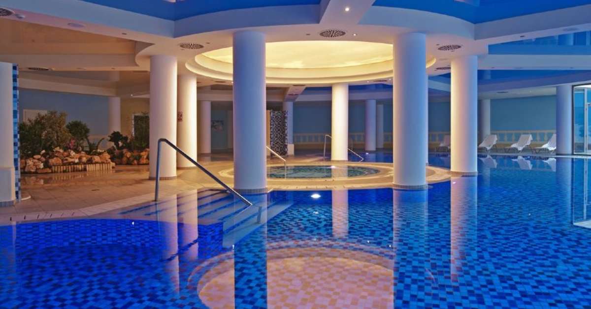 Een foto van het zwembad bij La Marquise Luxury Resort