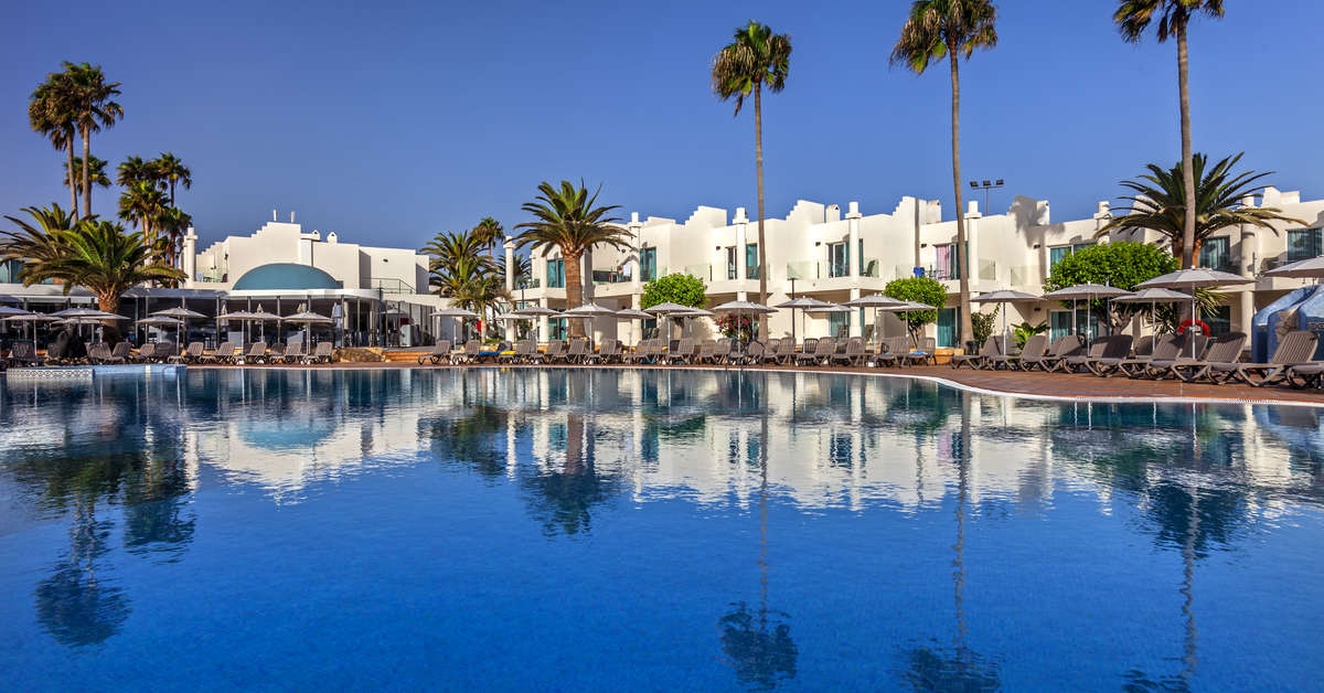Een foto van het zwembad bij Barcelo Corralejo Sands