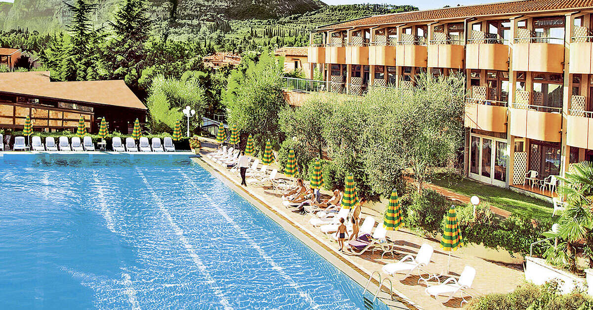 Ein Foto vom Pool im Hotel Palme Royal & Suite